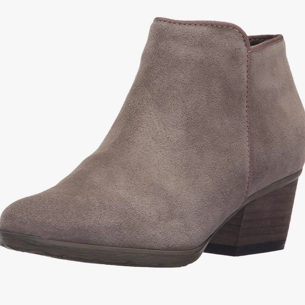 Good🎉 condition BLONDO Villa Ankle Boots in mushroom suede, size 8. WATERPROOF!🎉